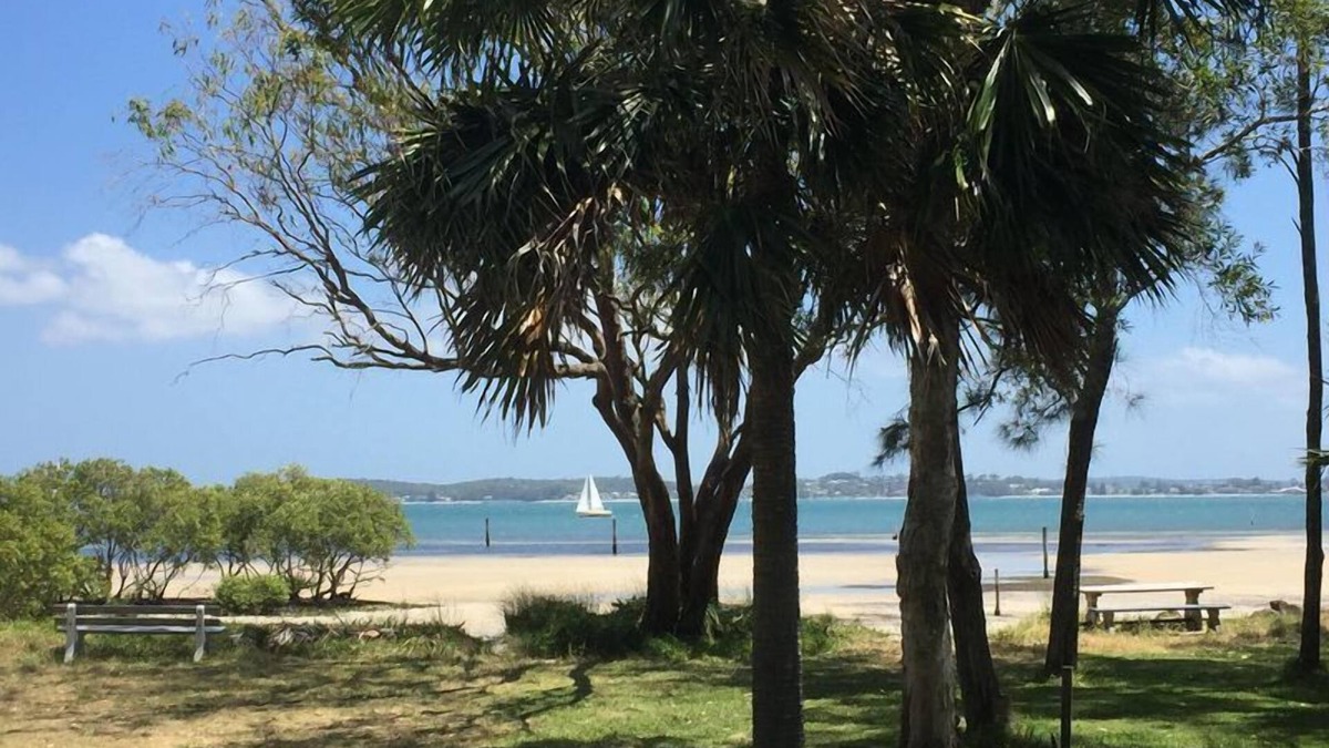 Mid-Coast Council House | ABSOLUTE BEACHFRONT PINDIMAR >Nbn WiFi with foxtel sports and various TV apps