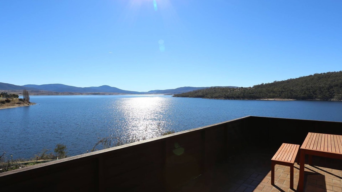 Jindabyne Apartment | Absolute lakefront, stunning position right in Jindabyne