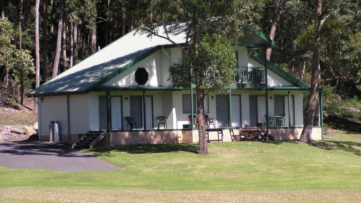 Longreach Ski Chalet | Absolute Waterfront - Grevillea Chalet At Shoalhaven Lodge