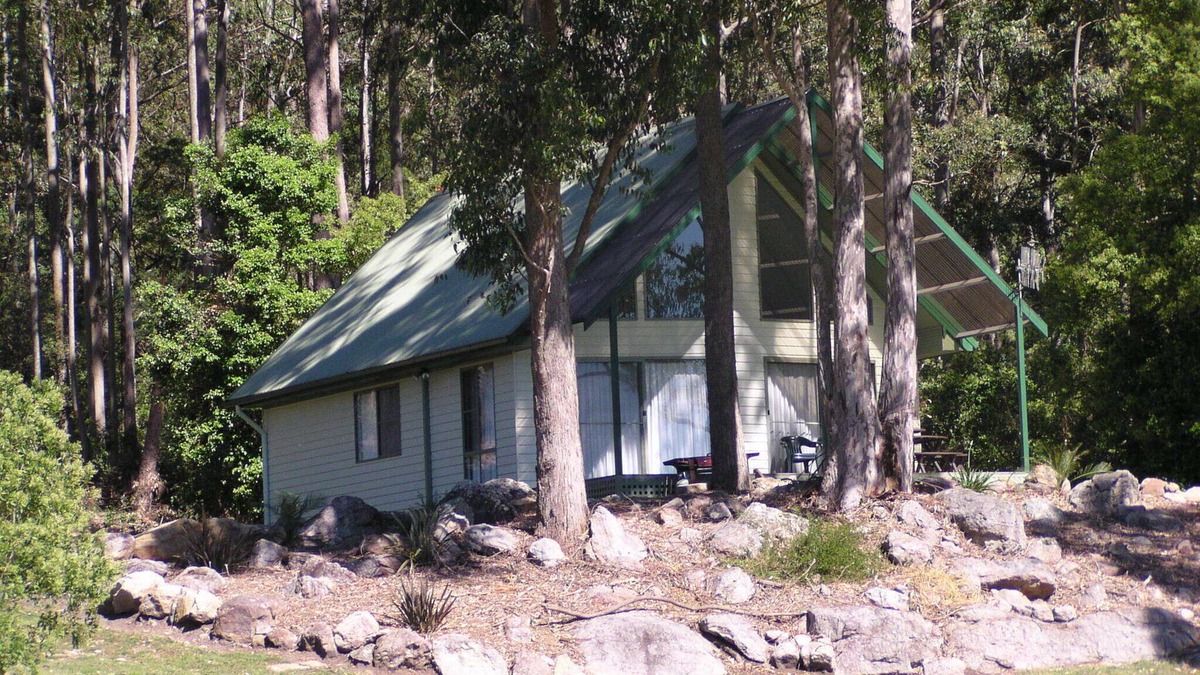 Longreach Ski Chalet | Absolute Waterfront - Waratah Chalet at Shoalhaven Lodge