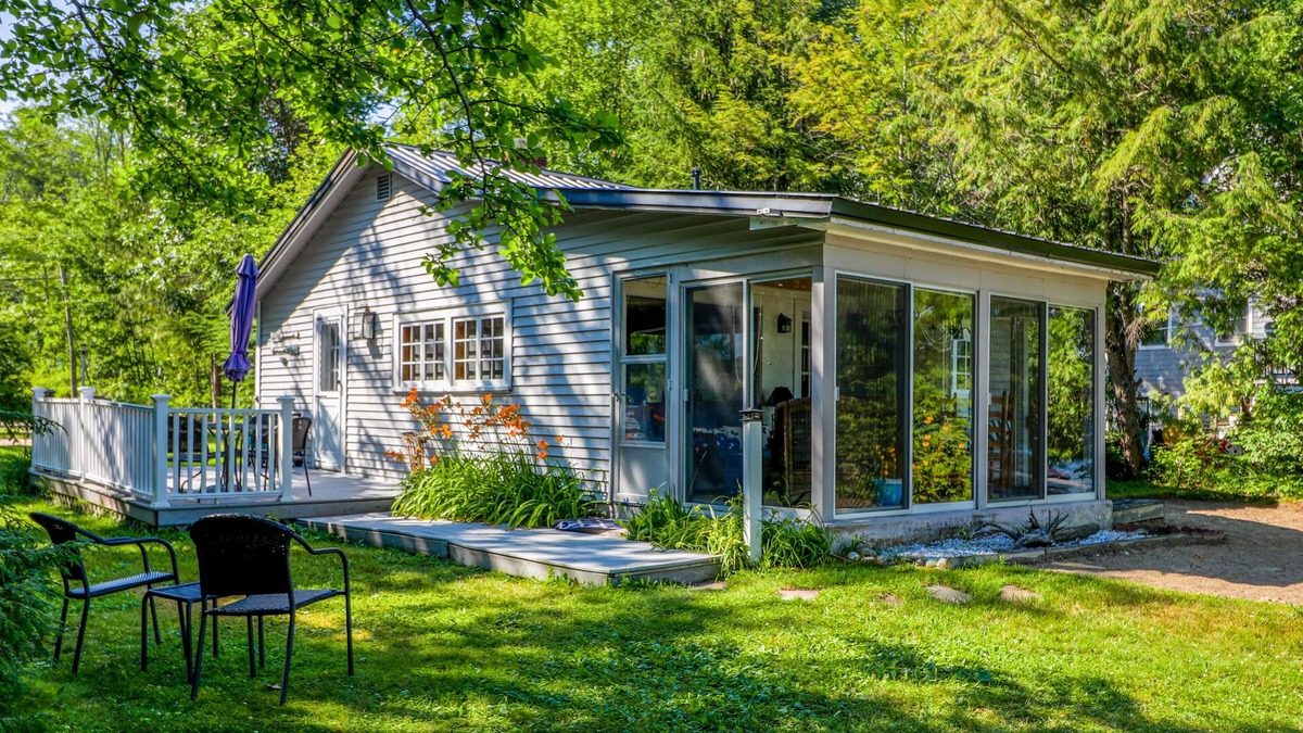 Moultonborough House | Absolutely Adorable Lake Winnipesaukee Cottage for 5