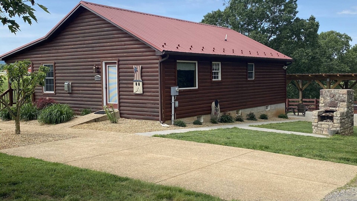 Luray Cabin | Absolutely stunning Mountain View with covered hot tub