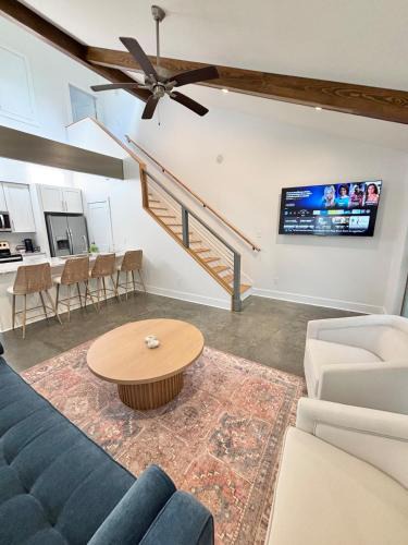 Lafayette Apartment | Acadiana Gem King Bd Fast Wi-Fi