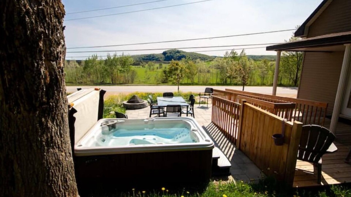 Saint-Leonard-de-Portneuf House | Accessible Trails with Private Hot tub and Firepit