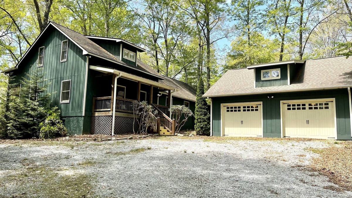 Wiley House | Access to Lake Burton, jacuzzi, pet friendly, 5 min to LaPrade’s marina