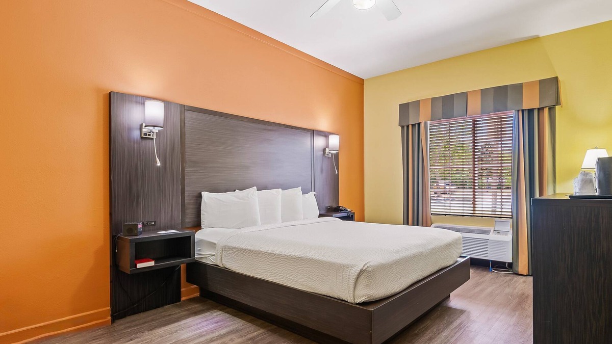 Crawfordville Hotel | Accessible 1 King Bed Easy Access & Comfort at Wildwood Inn