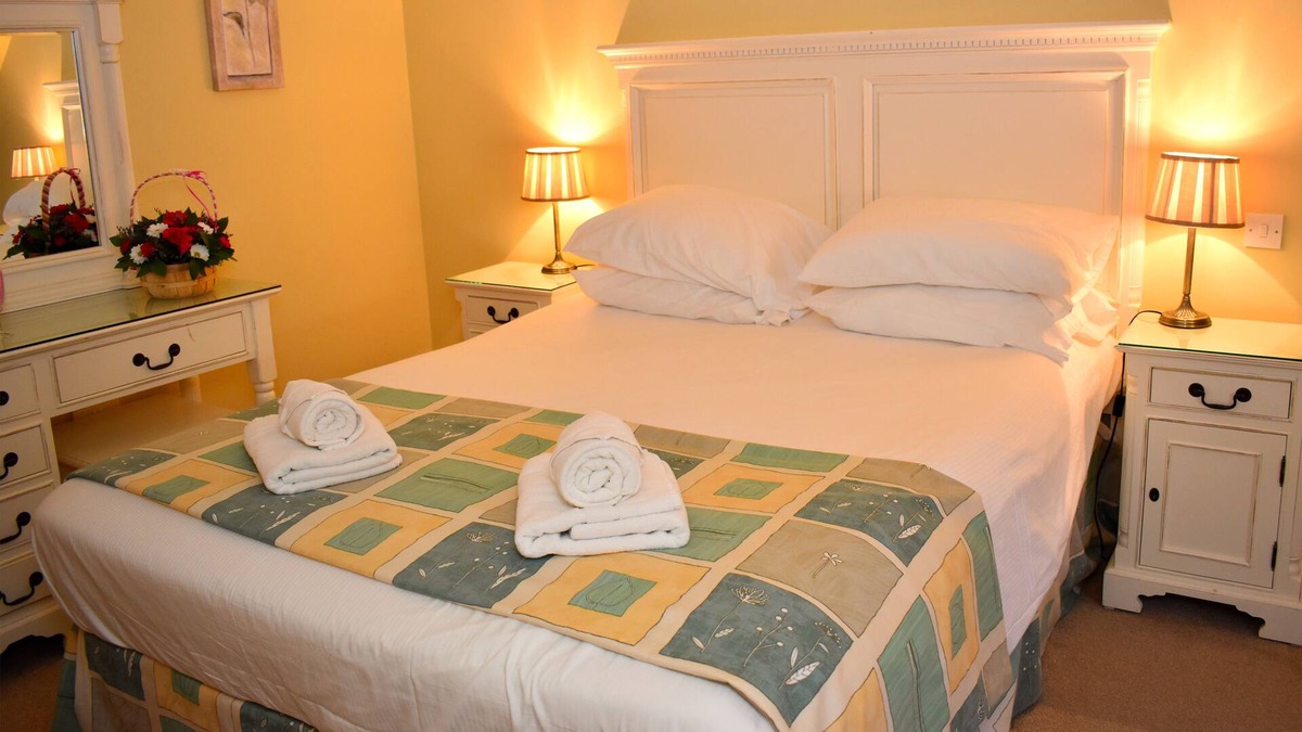 Bodyke House | Accessible-Double-Twin-House with Private Bathroom