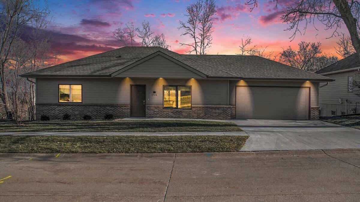 Council Bluffs House | Accessible Escape- Completely Handicap accessible!