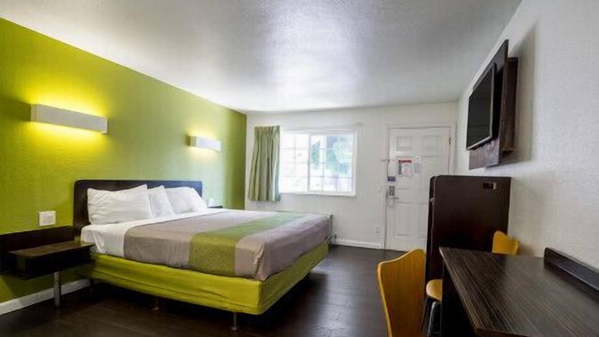 Munras Avenue Hotel | Accessible King Room near Downtown Monterey