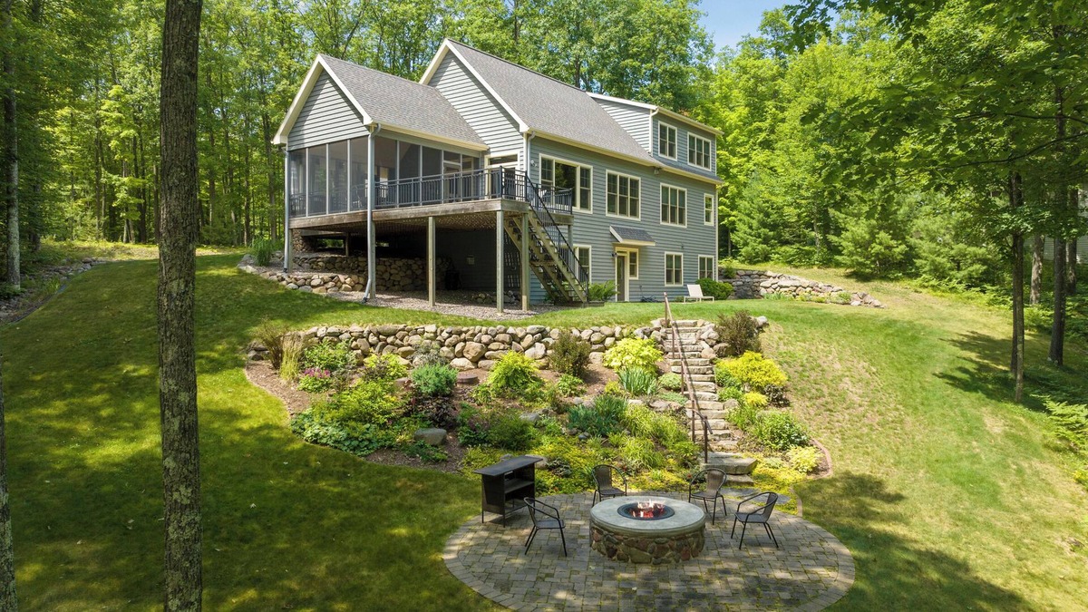 Drummond House | Accommodates up to 14 guests, great location!