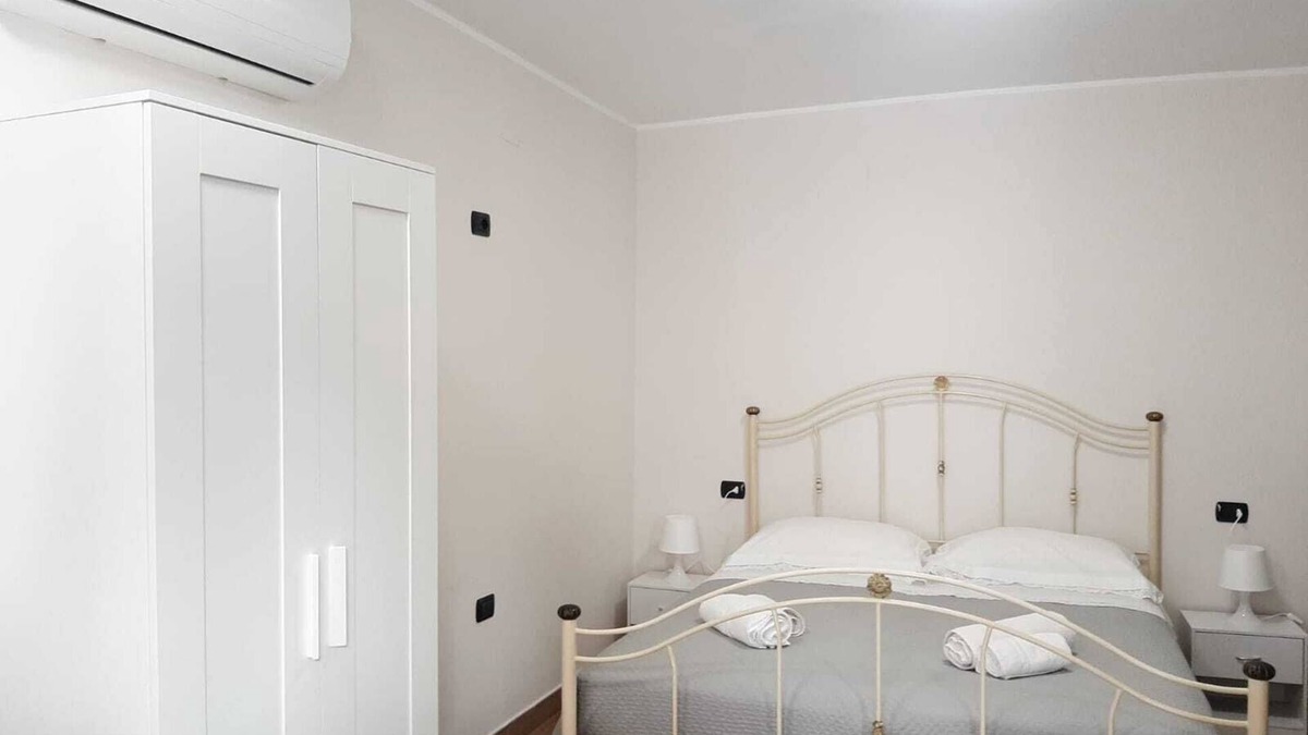 Angri House | Accommodation in center, Doria Castle, Town Villa, stores, bars, pubs, transportation.