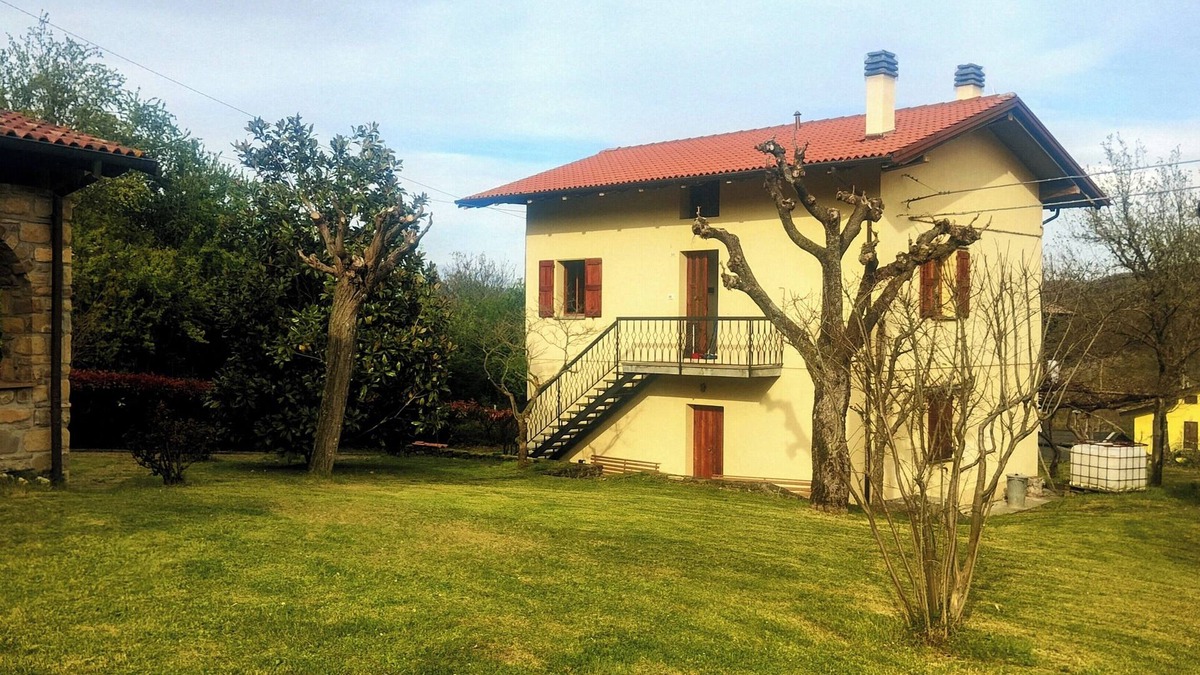 Burzanella House | Accommodation the oak trees, cottage with large garden