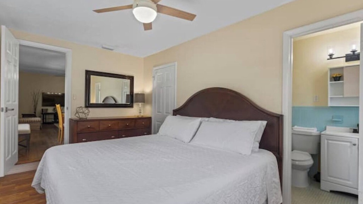 Flagami House | Accommodation with swimming pool in West Miami
