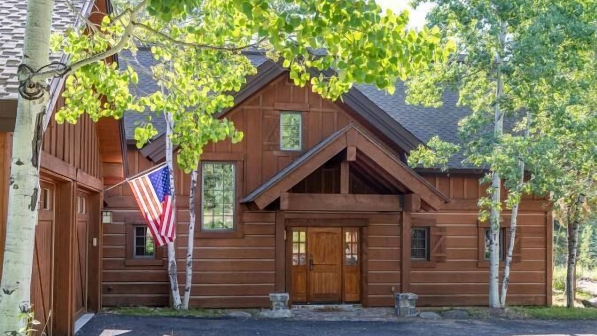 Tamarack Ski Chalet | Ace Chalet - A Charming Chalet on the Golf Course