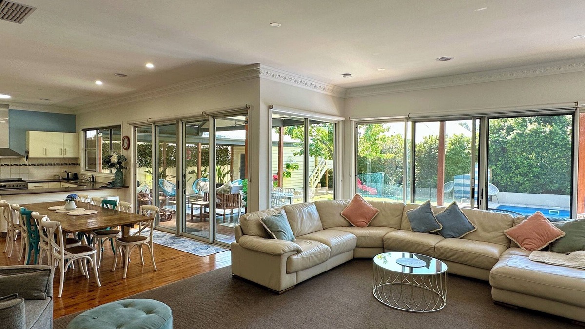Echuca House | ACE Echuca Holiday House – Central, Stylish, Clean & Cozy with Pool & Fire