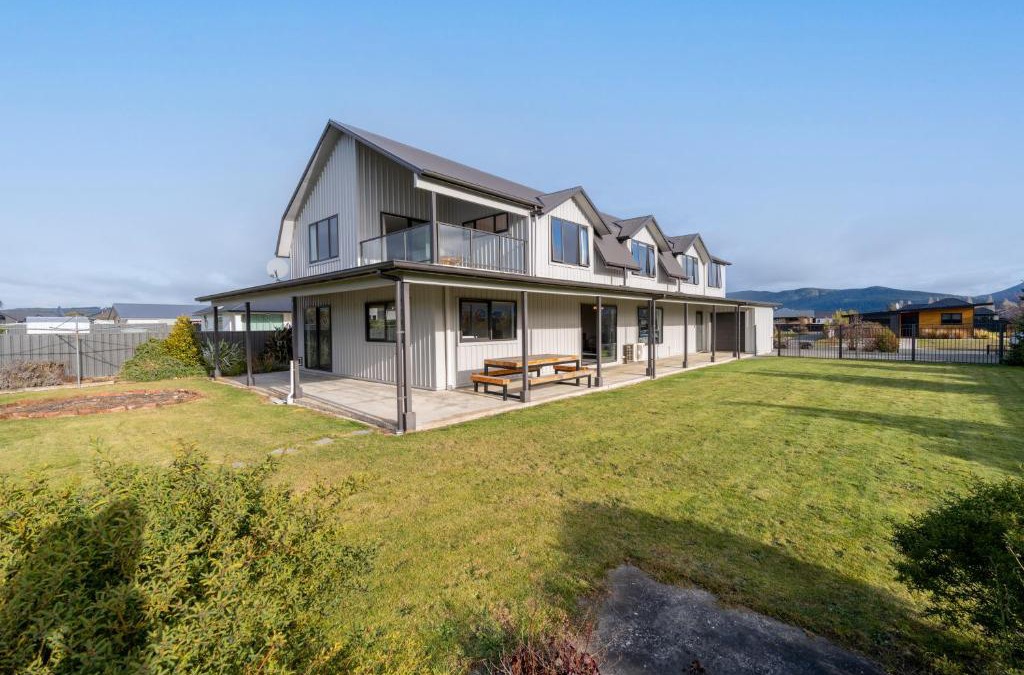 Te Anau House | Acheron Homestead - Te Anau Holiday Home