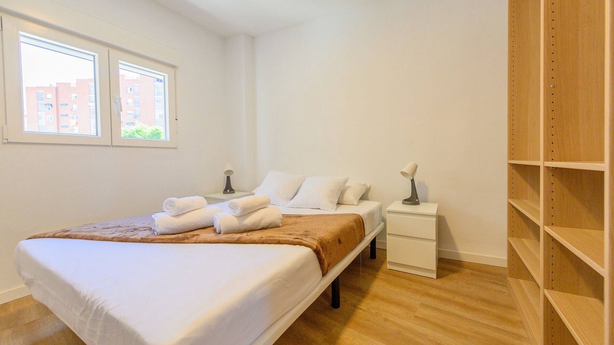 Casco Antiguo Bed & Breakfast | Acogedora habitación con cama doble cerca al Polideportivo Los Cantos en Alcorcón SAP35B