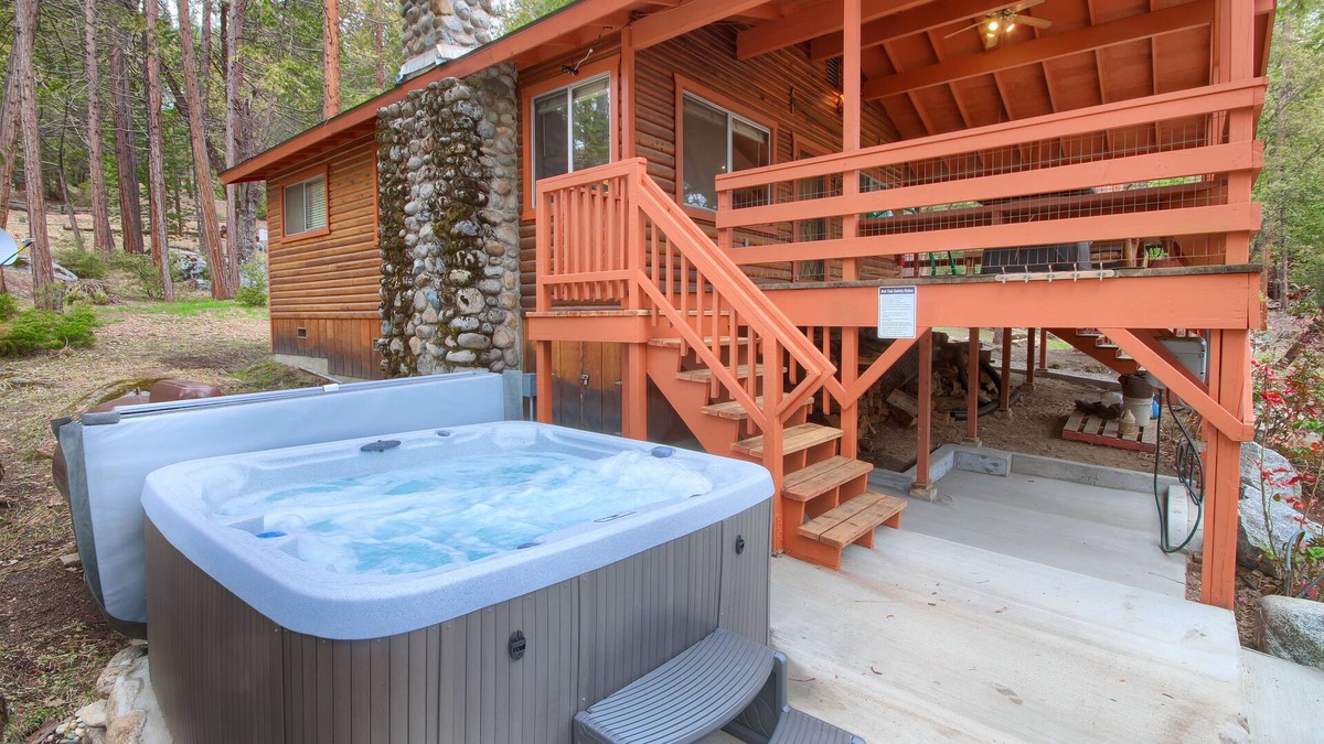 North Wawona House | Acorn Alley Inside Yosemite - Dog Friendly! w/Hot tub, Fire pit, EV Charger
