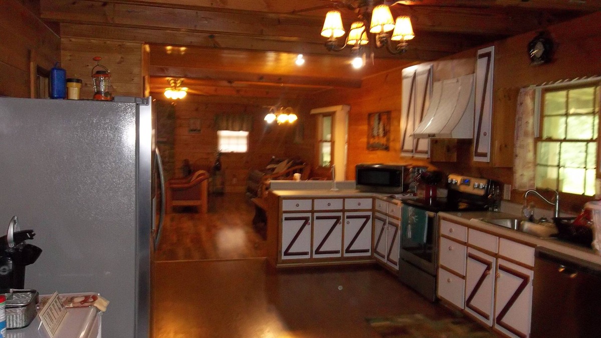 Crossville Cottage | Acorn Cottage - Crossville, TN Very private with plenty of parking.