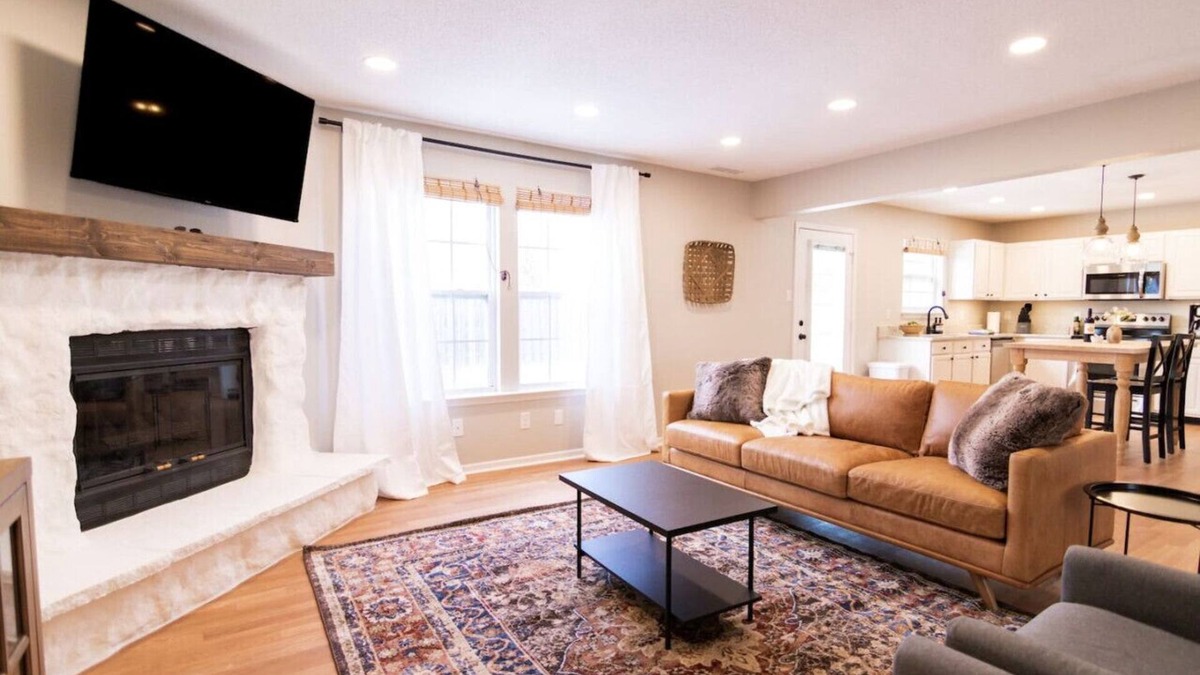 Noblesville House | Acoustic Oasis- RUOFF Music & POOL TABLE sleeps 10