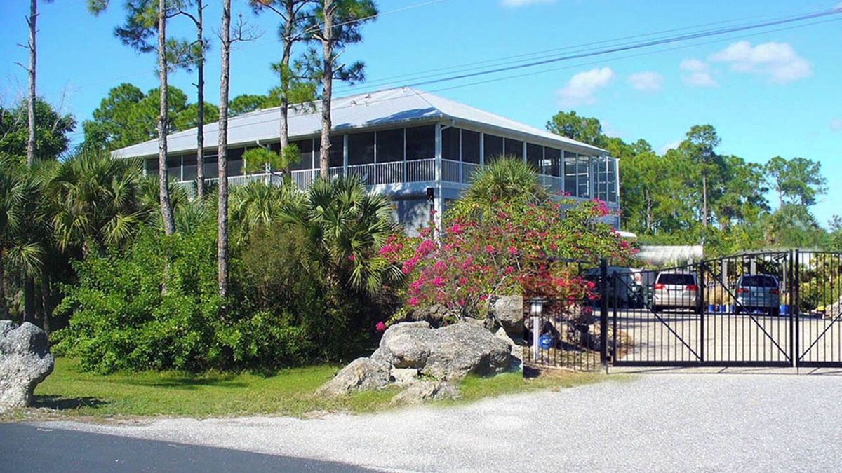 Venice House | ACREAGE RETREAT 5 BED 4 BATH POOL & LAKE HOUSE