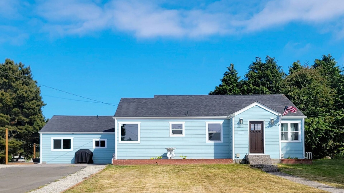 Long Beach House | Acreage with sauna, hot tub, firepit, separate studio - beach nearby & dogs OK