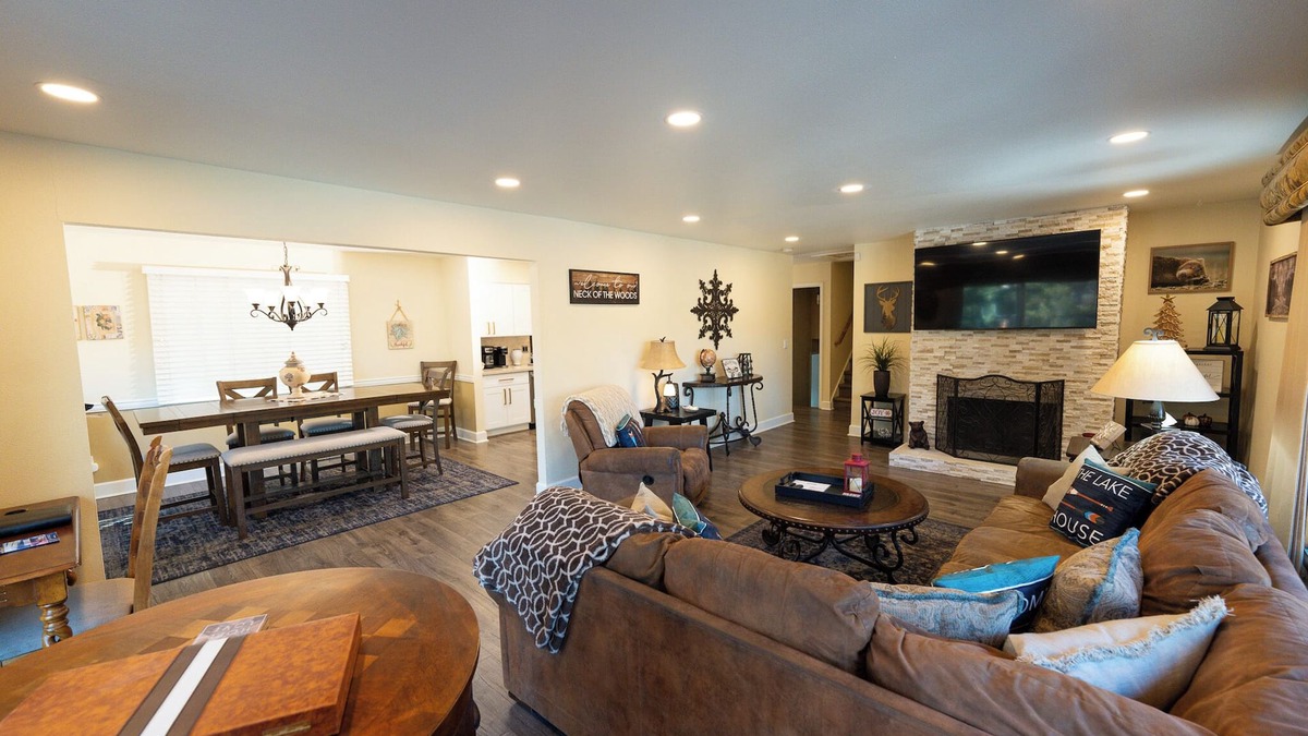 Big Bear Lake Cabin | ACROSS FROM LAKE! 225 FIVE STAR REVIEWS! JACUZZI, POOL TABLE, PACMAN, EV CHARGER
