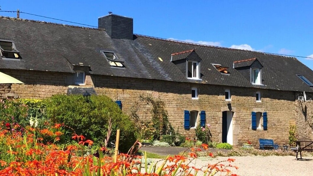 Ploerdut Cottage | Adele cottage – lovely, spacious Breton cottage - shared pool, private garden