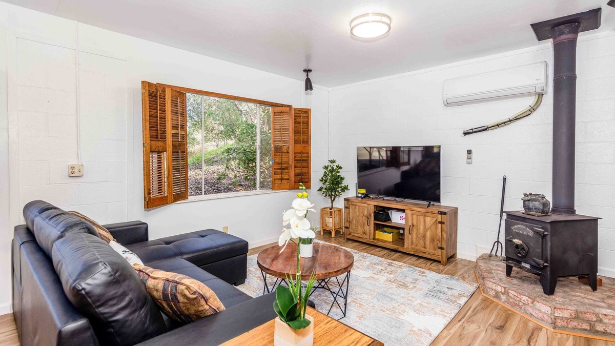 Ukiah House | Adorable 1 bed/1 bath house with indoor Fireplace