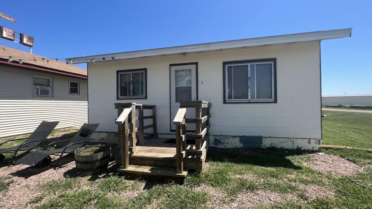 Bonesteel House | Adorable 1 Bedroom Bungalow