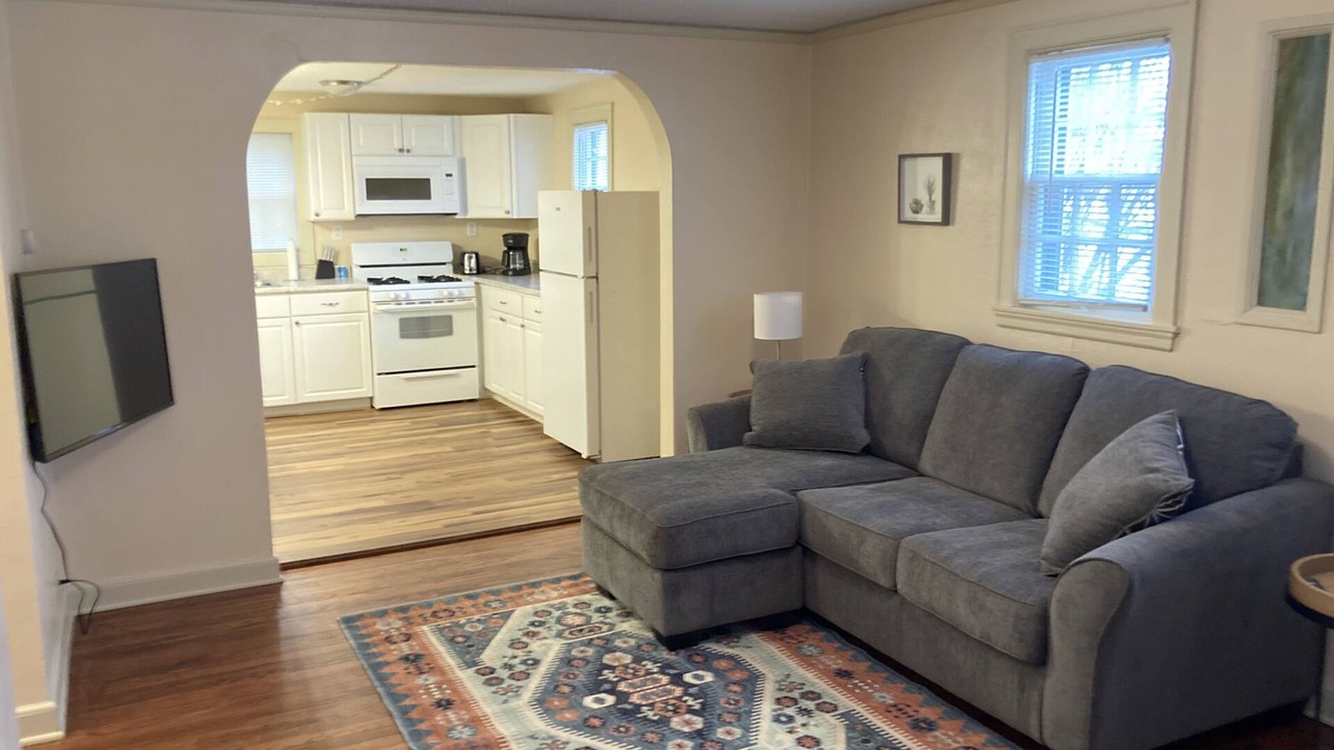 Des Moines House | Adorable 1 bedroom duplex in quiet neighborhood.