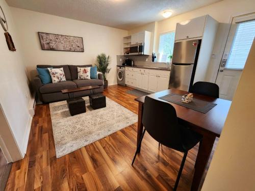 Langford Apartment | Adorable 1- Bedroom Suite in Langford