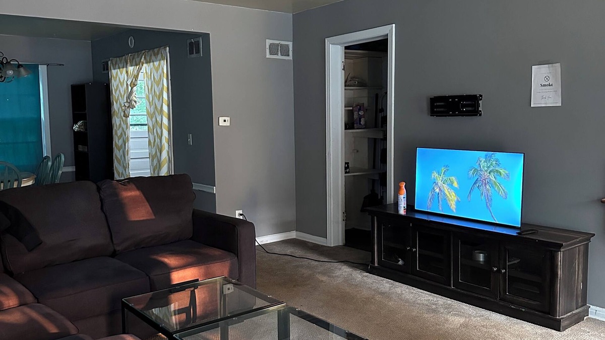 Dundee-Happy Hollow Historic District House | Adorable 1950's townhome in Dundee Omaha