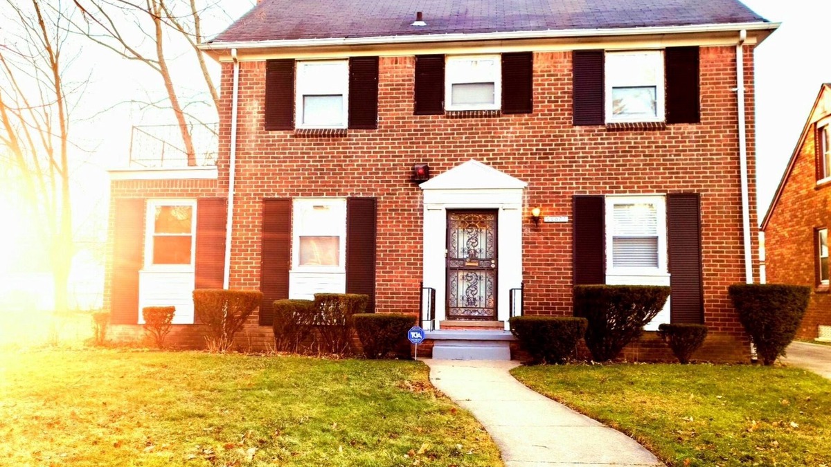 Detroit House | Adorable 3 bedroom with large backyard great for family fun
