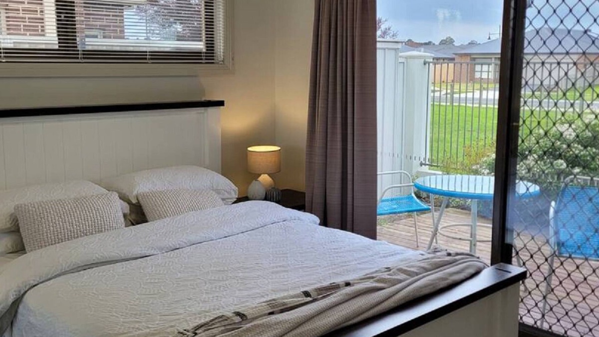 Traralgon House | Adorable and Peaceful Unit - Fully Furnished