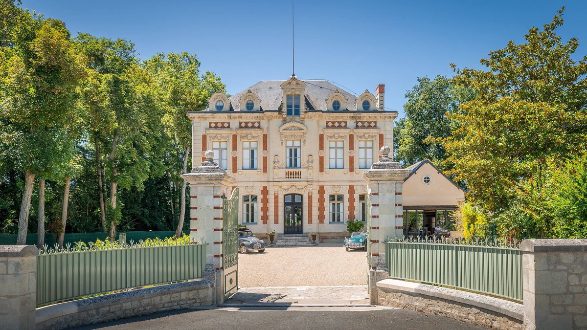 Beaumont-en-Veron Apartment | Adorable apartment located in a castle