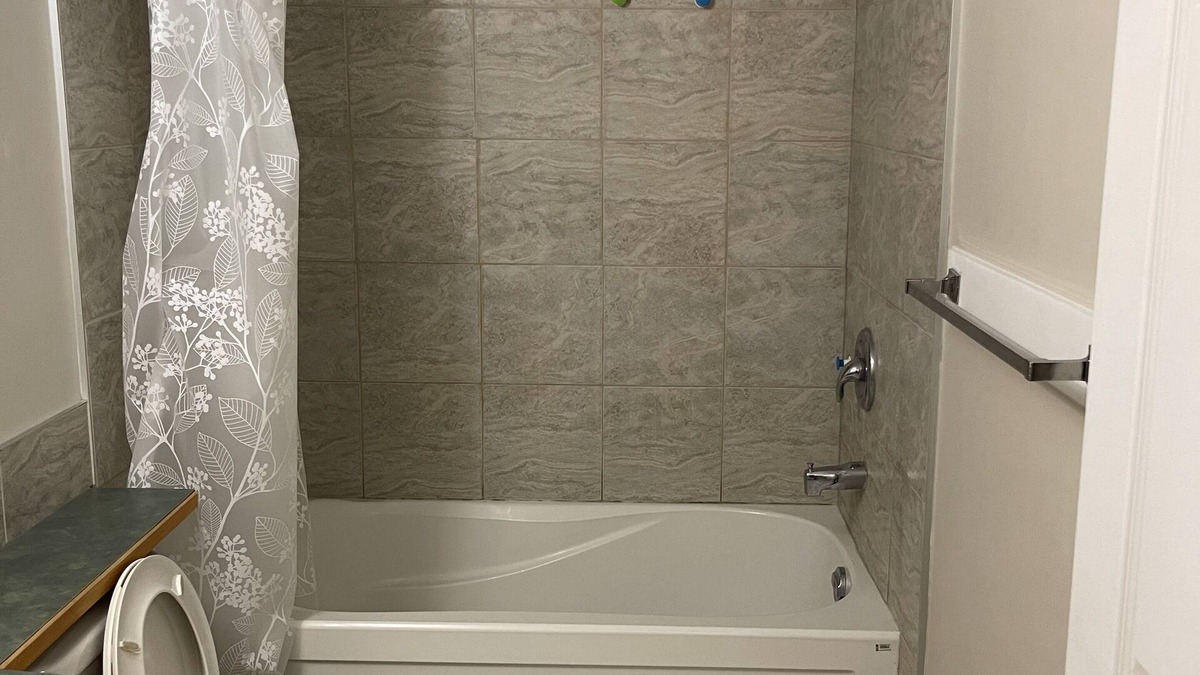 Calgary Apartment | Adorable BSMT Suite near YYC