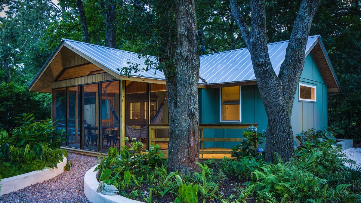 Charleston House | Adorable bungalow close to downtown and Folly Beach! Park Pass Included!