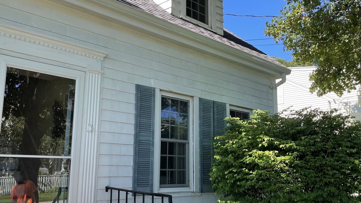 Dartmouth House | Adorable cape in Padanaram village