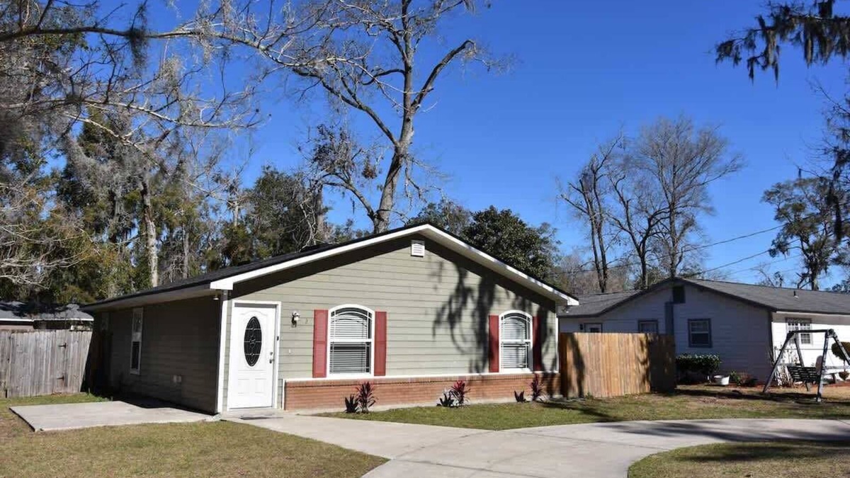 St. Marys House | Adorable coastal home right downtown!