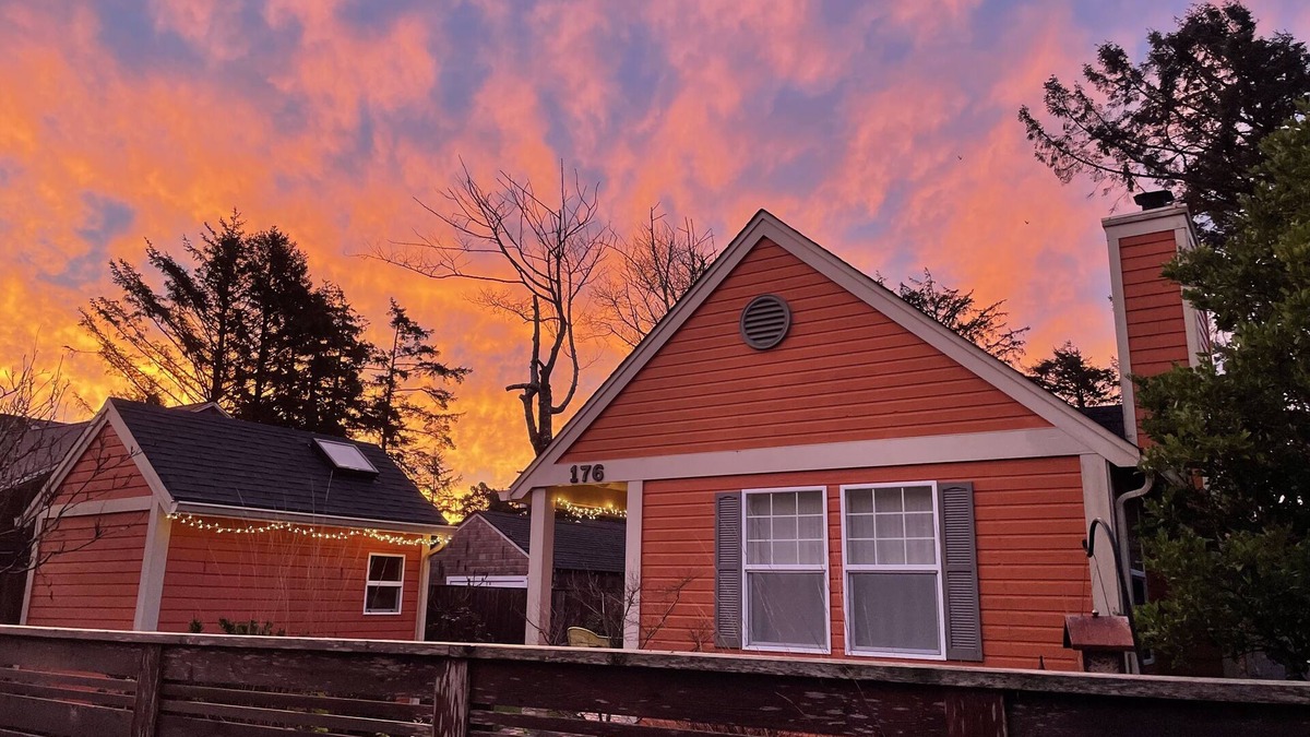 Manzanita Cottage | Adorable Cottage, close to beach and town, dog friendly, 30+ days only