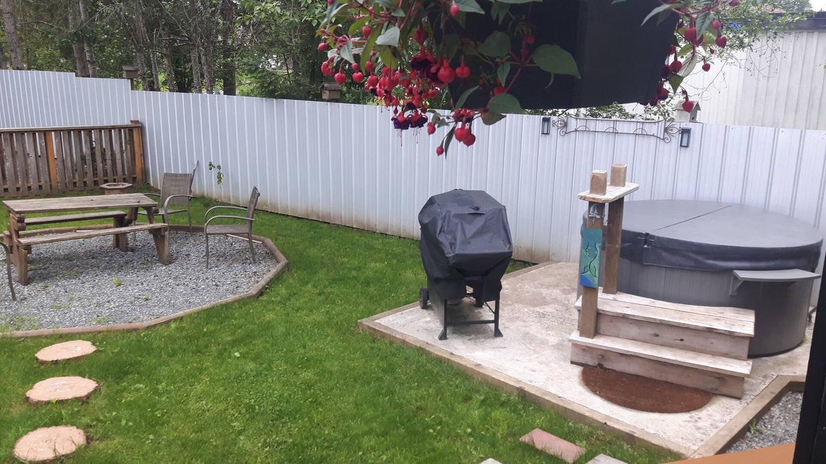 Regional District of Nanaimo House | Adorable Cottage. Hot Tub, BBQ, Propane firepit. Queen bed, bunk beds. Sleeps 5.