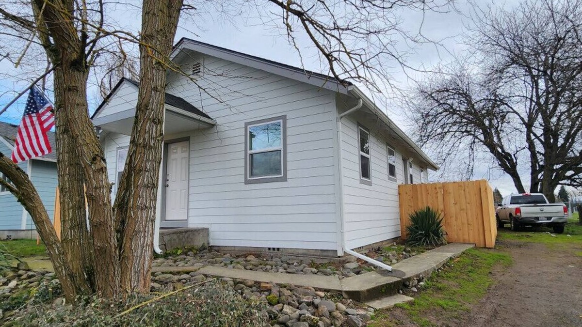 Longview House | Adorable Cozy Remodeled Home