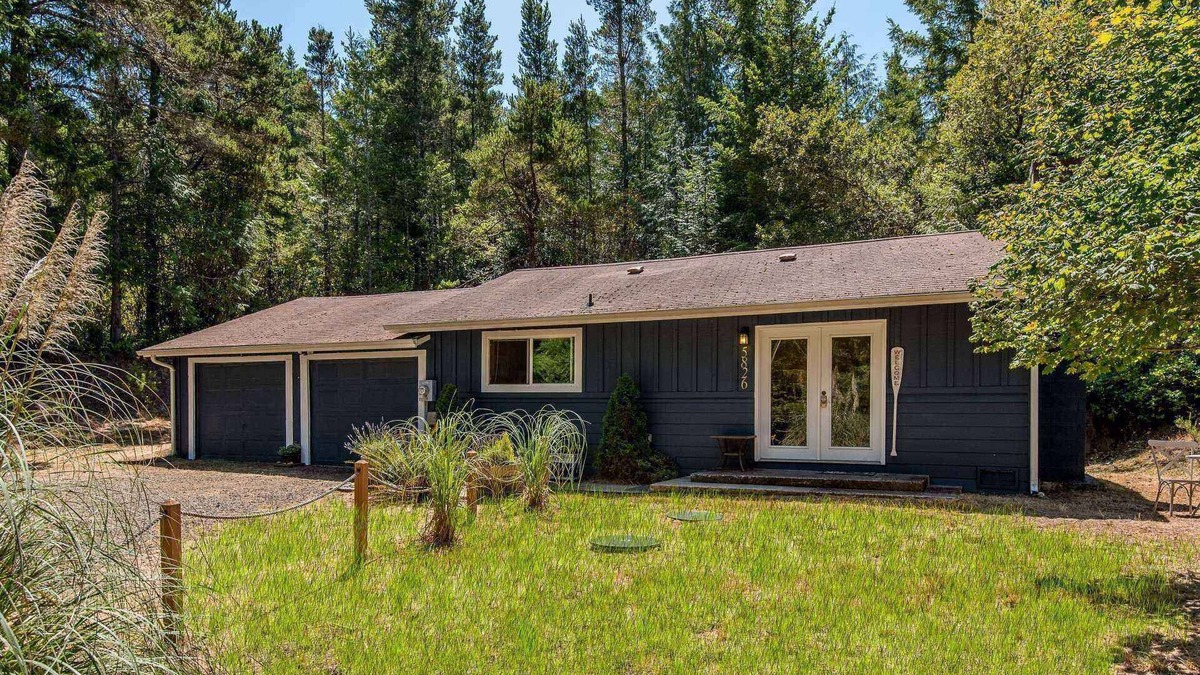 Florence House | Adorable Mercer Lake Area Cottage with HOT TUB! Pet Friendly, Walk to Mercer Lake.