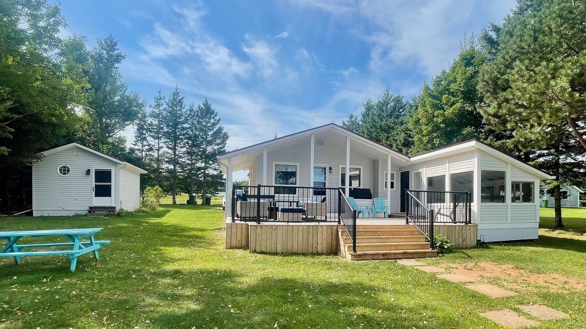 West Covehead Cottage | Adorable oceanfront 2 bedroom cottage plus bunkhouse - 15 min to Charlottetown