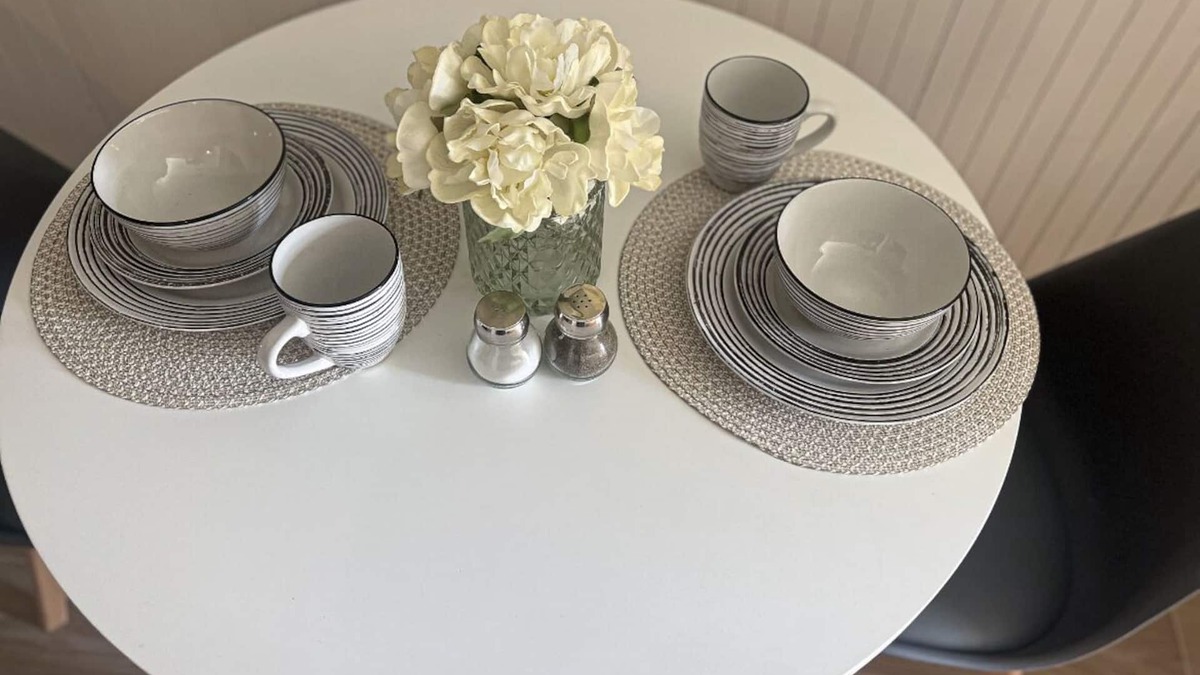 Lakeland House | Adorable one bedroom guesthouse with free parking!