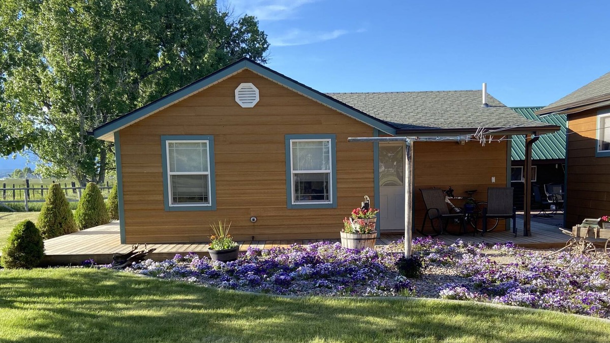 Hamilton Cottage | Adorable Out of Town Guest House