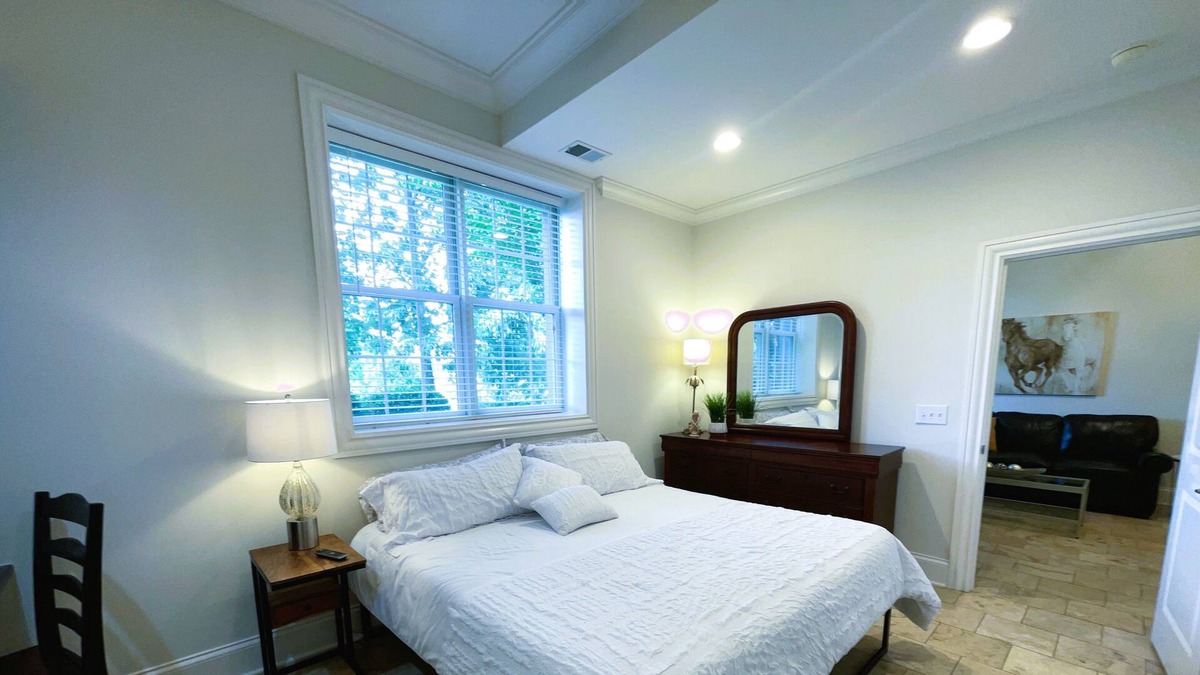Brentwood Apartment | Adorable place, KING Bed close to everything.