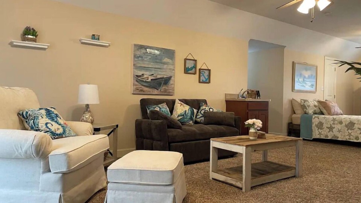 Lakeland Apartment | Adorable private 1-bedroom studio on mini-farm.