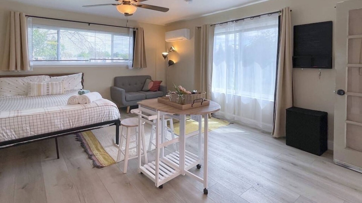 Arden-Arcade House | Adorable Private Guesthouse/Studio free parking